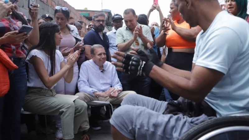 González Urrutia commence à « donner un coup de pied » à Caracas.  Les pluies commencent.  Et de plus