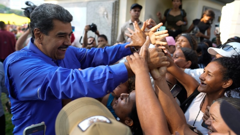 Maduro prend le commandement.  Ils vendent de faux passeports aux migrants.  Et de plus