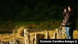 Carolina Amaya, dans la couverture environnementale. [Fotografía cortesía Malayerba]