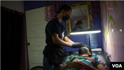 Les jeunes de l'équipe de football Los Halcones, à Managua, gèrent un salon de beauté pour couvrir les dépenses telles que les uniformes et les ballons.