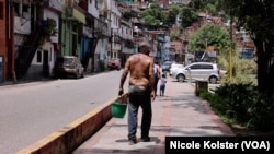 Un homme traverse La Línea de Petare, un quartier pauvre de Caracas où la rivière Guaire déborde fréquemment à cause des pluies.