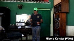 Sans emploi d'ouvrier, Sandoval survit aujourd'hui de la vente sporadique d'objets que ses proches lui ont donnés avant d'émigrer.