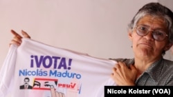 Yajaira Daboin, 57 ans, tient un t-shirt avec de la propagande en faveur de Maduro, qui veut se projeter jusqu'à 18 ans au pouvoir