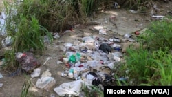 Plastiques et sacs poubelles sur les rives de la rivière Guaire, très polluée, qui traverse Caracas