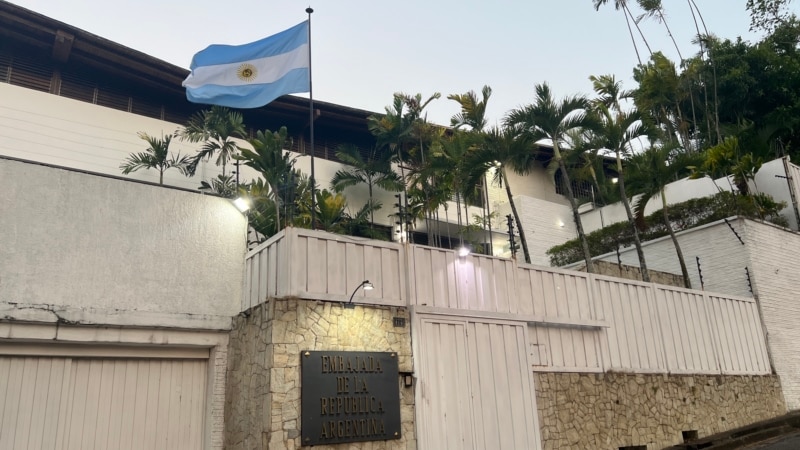 Les responsables affirment que les opposants hébergés dans l'ambassade d'Argentine au Venezuela coordonnent leurs plans de violence.