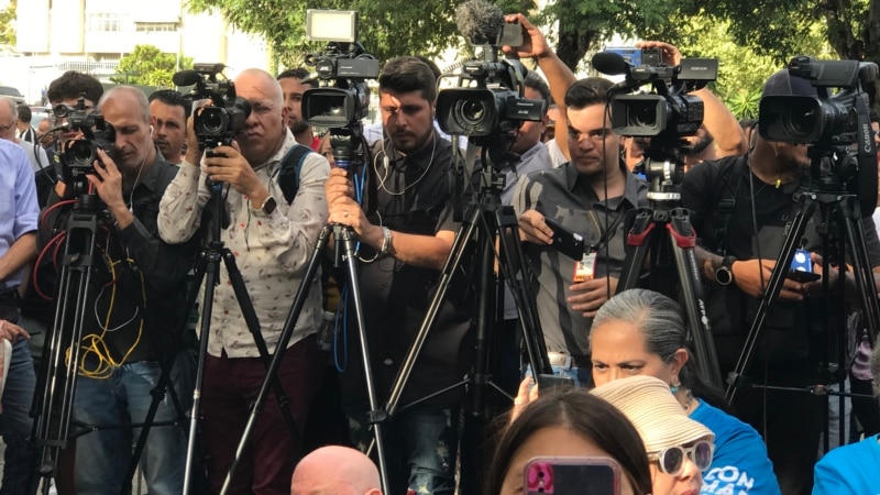 Sous la menace, la censure et un écosystème médiatique réduit, les journalistes vénézuéliens commémorent leur journée