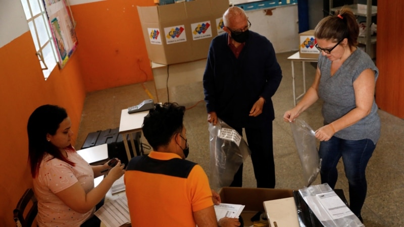 Ils installent des tables de vote.  Ils arrêtent le voyage des anciens présidents.  Ils ferment la frontière.