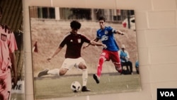 Des photos du vinotinto Eduard Bello sont accrochées au mur de sa maison natale à Cúa, Venezuela