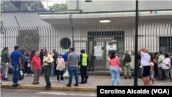 Les électeurs font la queue pour participer aux élections présidentielles simulées du 28 juin.