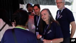 Jennie Lincoln, chef de la mission d'observation du Centre Carter au Venezuela, visite un centre de vote avec son équipe à Caracas, le 28 juillet 2024.