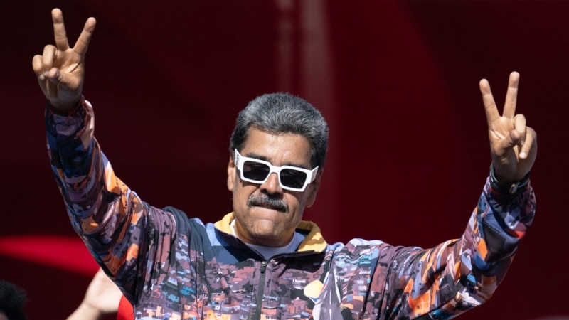 Maduro dit que le vote décidera s'il y a « paix ou guerre », González Urrutia promet la « réconciliation »