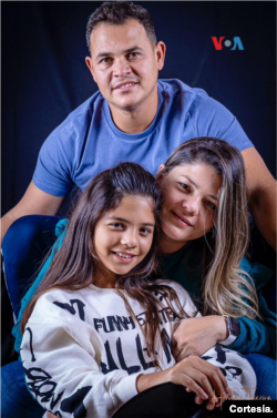 Victoria Sánchez avec ses parents, qui soutiennent la carrière de leur fille depuis le début.