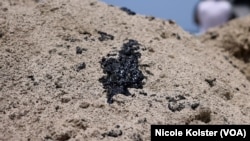 Taches d'hydrocarbures sur le sable de la plage dans l'État de Carabobo, Venezuela
