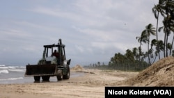 Travaux de nettoyage à Playa Blanca, Carabobo, Venezuela.