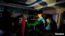 En photos | Les Vénézuéliens se réveillent sans électricité après une panne du système d'approvisionnement