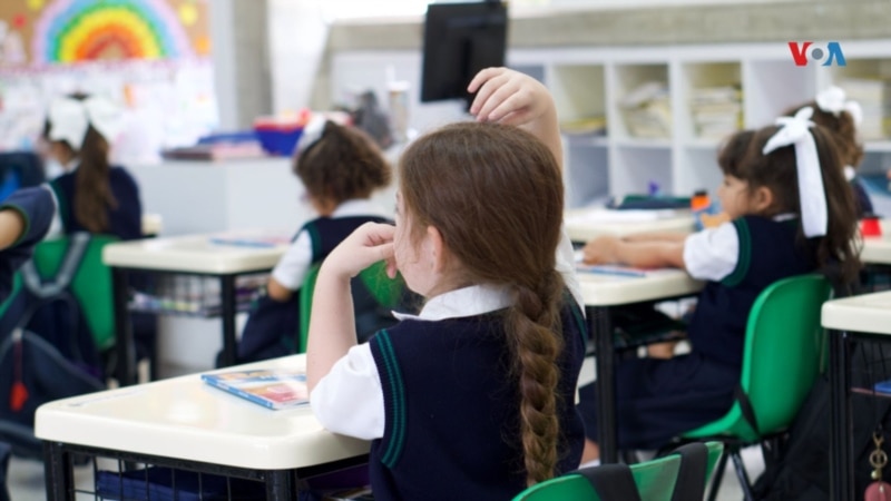 Les parents vénézuéliens s'adaptent pour pouvoir payer des frais de scolarité plus élevés grâce à la loi sur les retraites