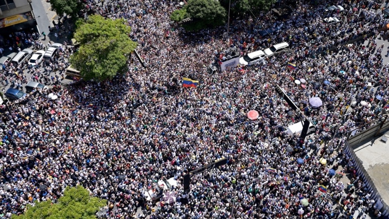 Machado dit que les manifestations et les pressions extérieures pourraient pousser Maduro à partir