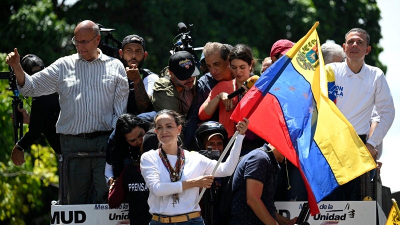 Machado insiste sur la victoire électorale tandis que les forces armées soutiennent Maduro