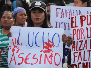 Une femme tient une affiche