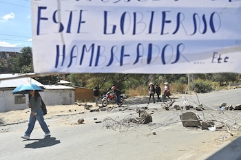 Les gens marchent près d'un