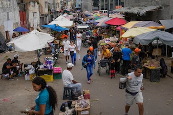 Les acheteurs marchent sur un marché