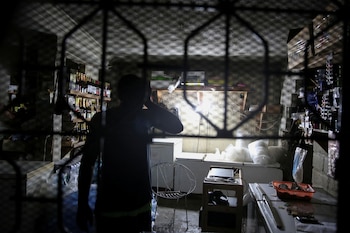 Un homme vérifie les ampoules pendant