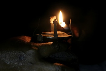 Une personne tient une bougie