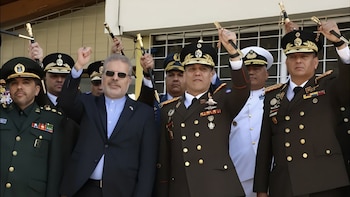 Militaire vénézuélien et iranien avec