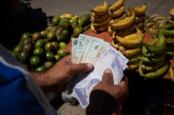Un vendeur informel compte les billets