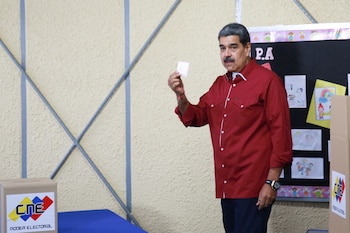 Nicolás Maduro votant dans le