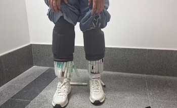 La femme brésilienne s'est arrêtée avec des plumes