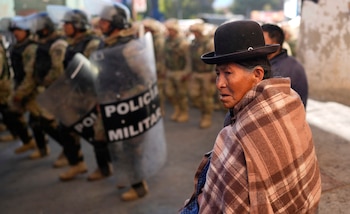 Une femme observe le