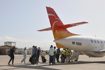 Un groupe de passagers attend