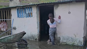 Rivière adulte a détruit des maisons dans
