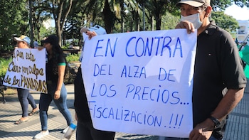 Les gens se manifestent pendant un