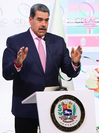Nicolás Maduro avance avec un