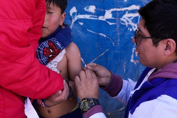 Un agent de santé met