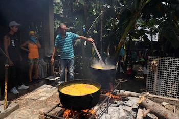 Les travailleurs préparent des rations alimentaires