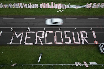 Un drone montre le mot