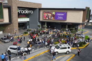 Les gens se rassemblent à l'extérieur