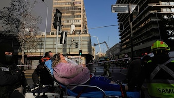 Une femme se trouve dans un