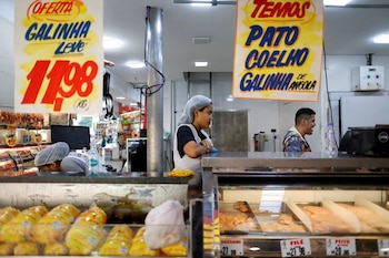 Un vendeur de poulet fonctionne