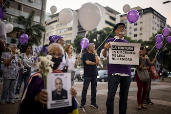 Les gens participent à une démonstration