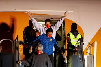 Un migrant vénézuélien fait des gestes après