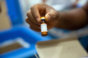   Un médecin passe en revue un