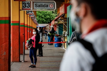 Les passagers attendent le transport