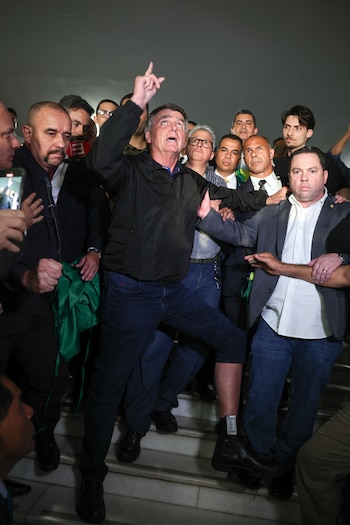 Jair Bolsonaro pointe vers le paradis