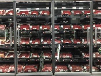 Un réfrigérateur avec des dizaines de