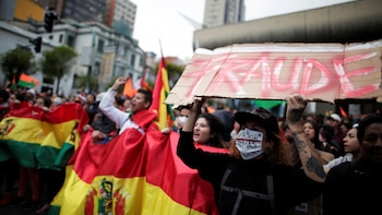 Un groupe de personnes protestations