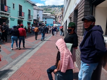 Les citoyens marchent dans une rue de